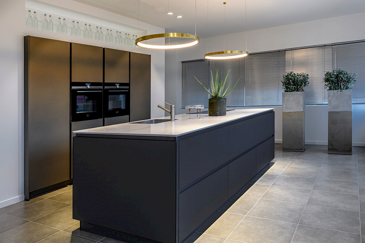 de moderne keuken is van alle gemakken voorzien