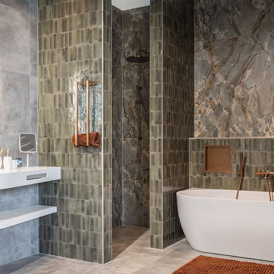 moderne badkamer met dubbele wastafel en inloopdouche