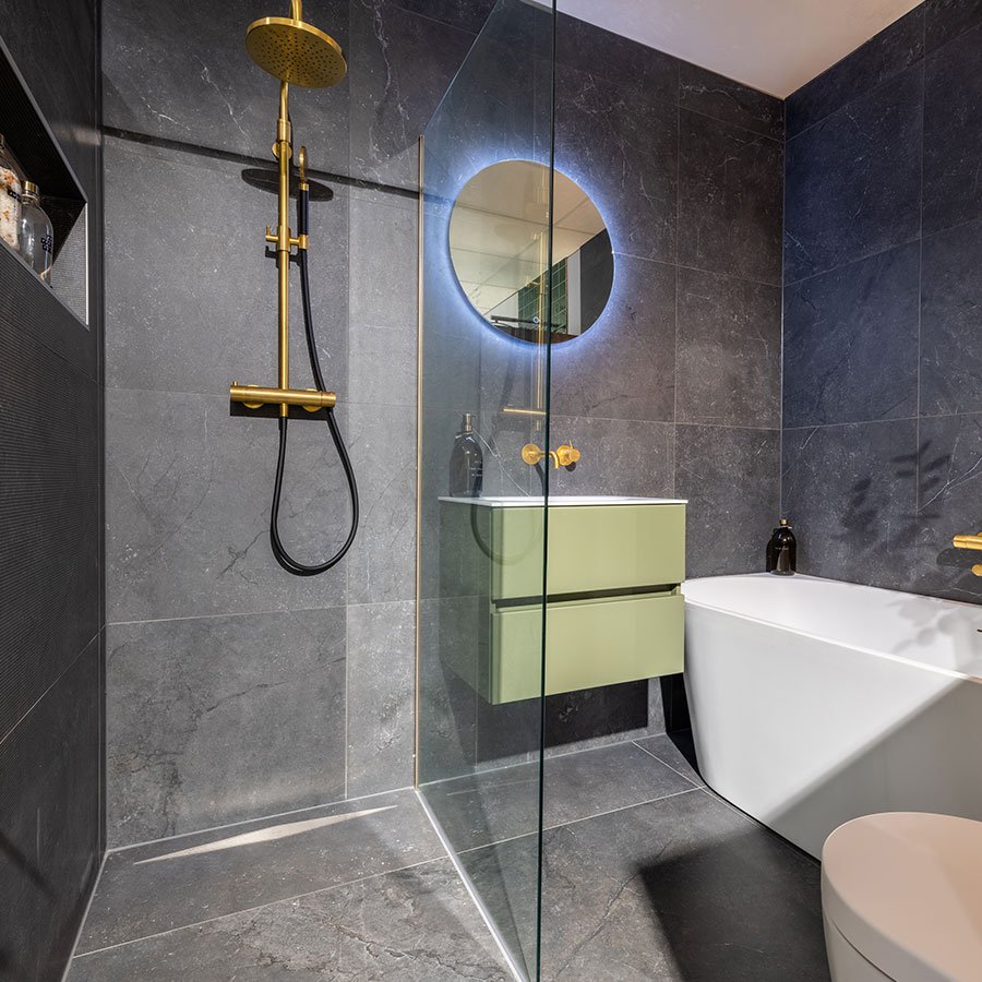 moderne badkamer met dubbele wastafel en inloopdouche